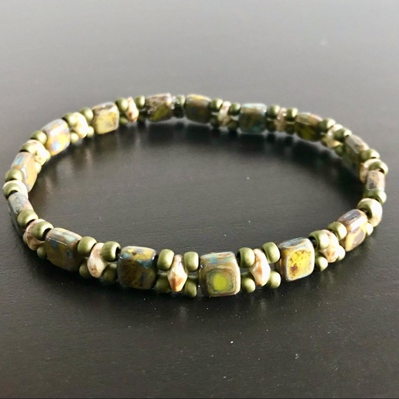 Stretch bracelet minimalist dainty low profile handmade green - Picture 1 of 4